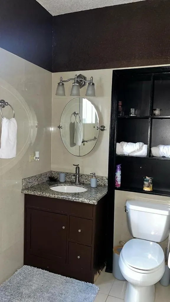 2 Bedroom Condo; Pool And Patio Kingston 0*,  Jamajka
