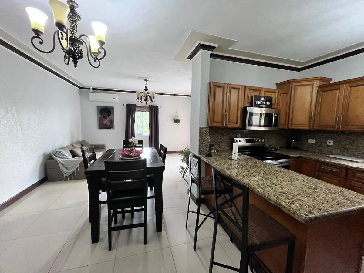 2 Bedroom Condo; Pool And Patio Kingston Giamaica